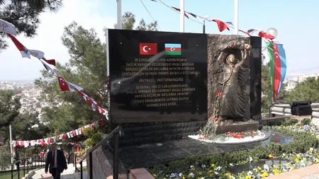 İzmirdə Xocalı faciəsinin qurbanları yad edilib - FOTO
