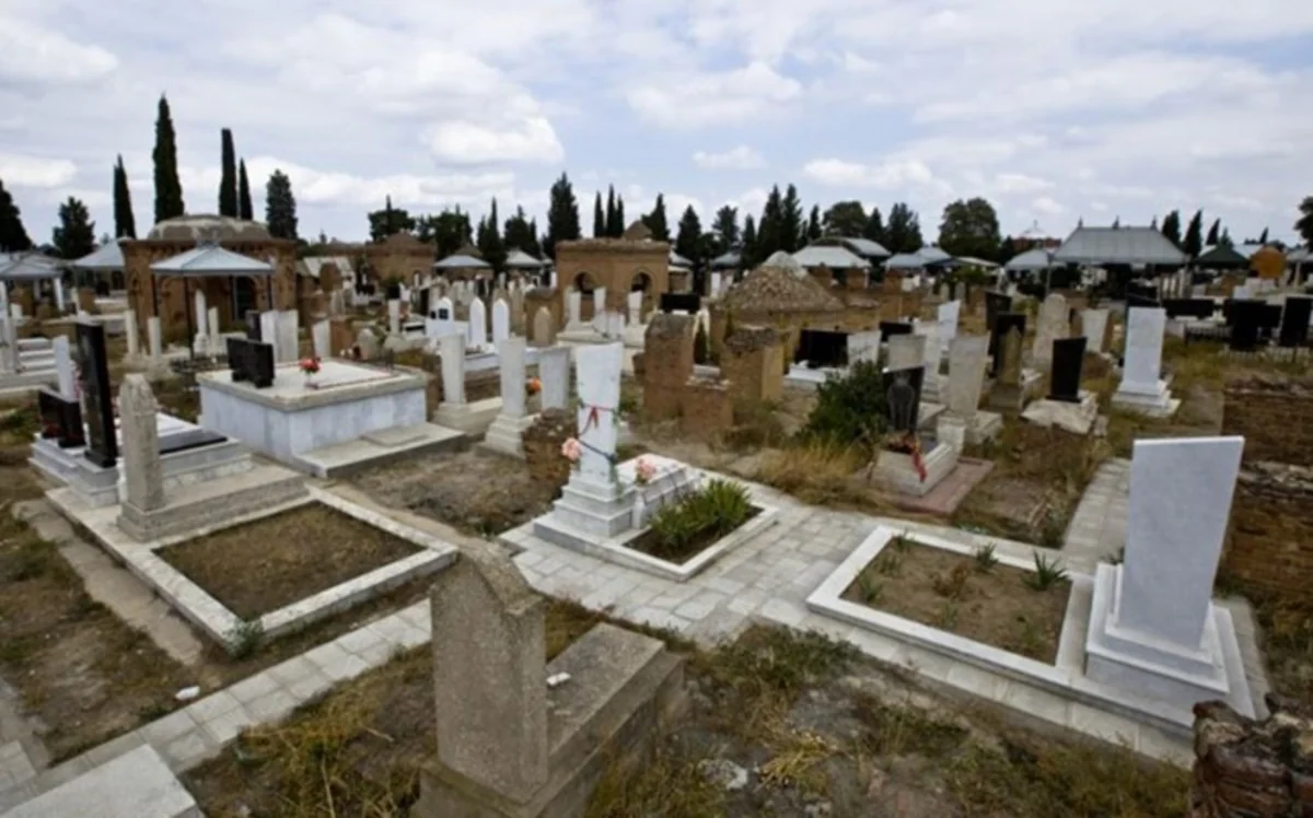 Azərbaycanda molla qəbiristanlıqda vəfat edib 