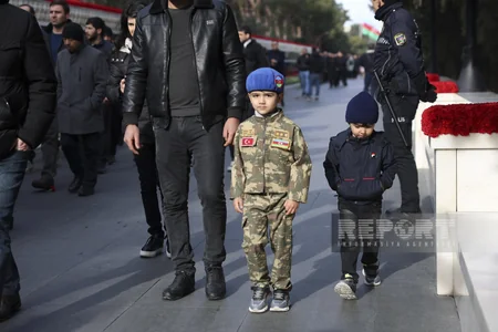 People of Azerbaijan pay tribute to 20 January martyrs - PHOTOS