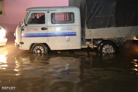 Bakıda borunun partlaması nəticəsində 30-a yaxın ev su altında qalıb, sakinlər təxliyyə ediliblər - VİDEO - YENİLƏNİB