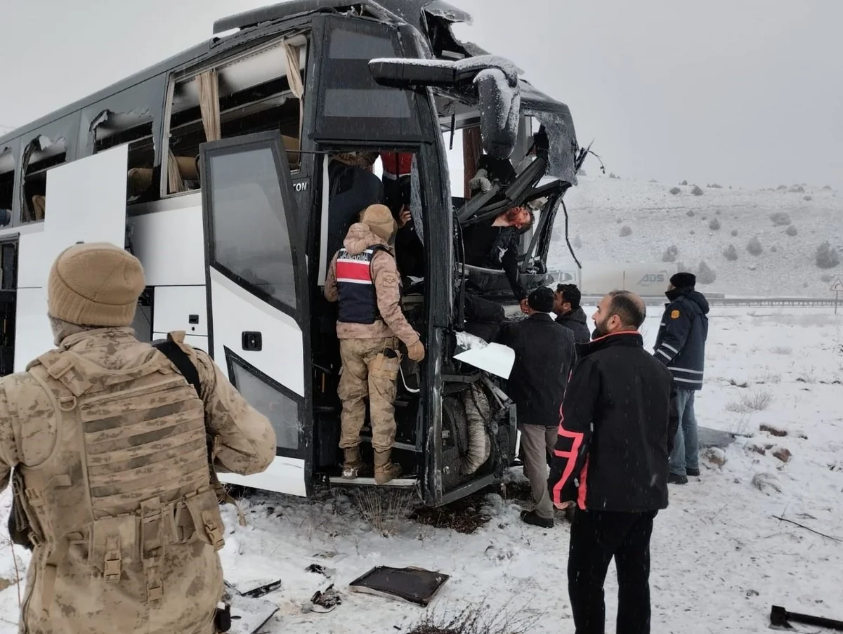 В ДТП с автобусом в Турции погибли два человека, восемь пострадали