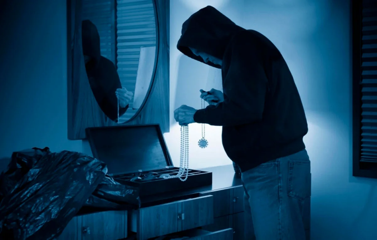 Bakıda evdən 20 min manatlıq oğurluq olub