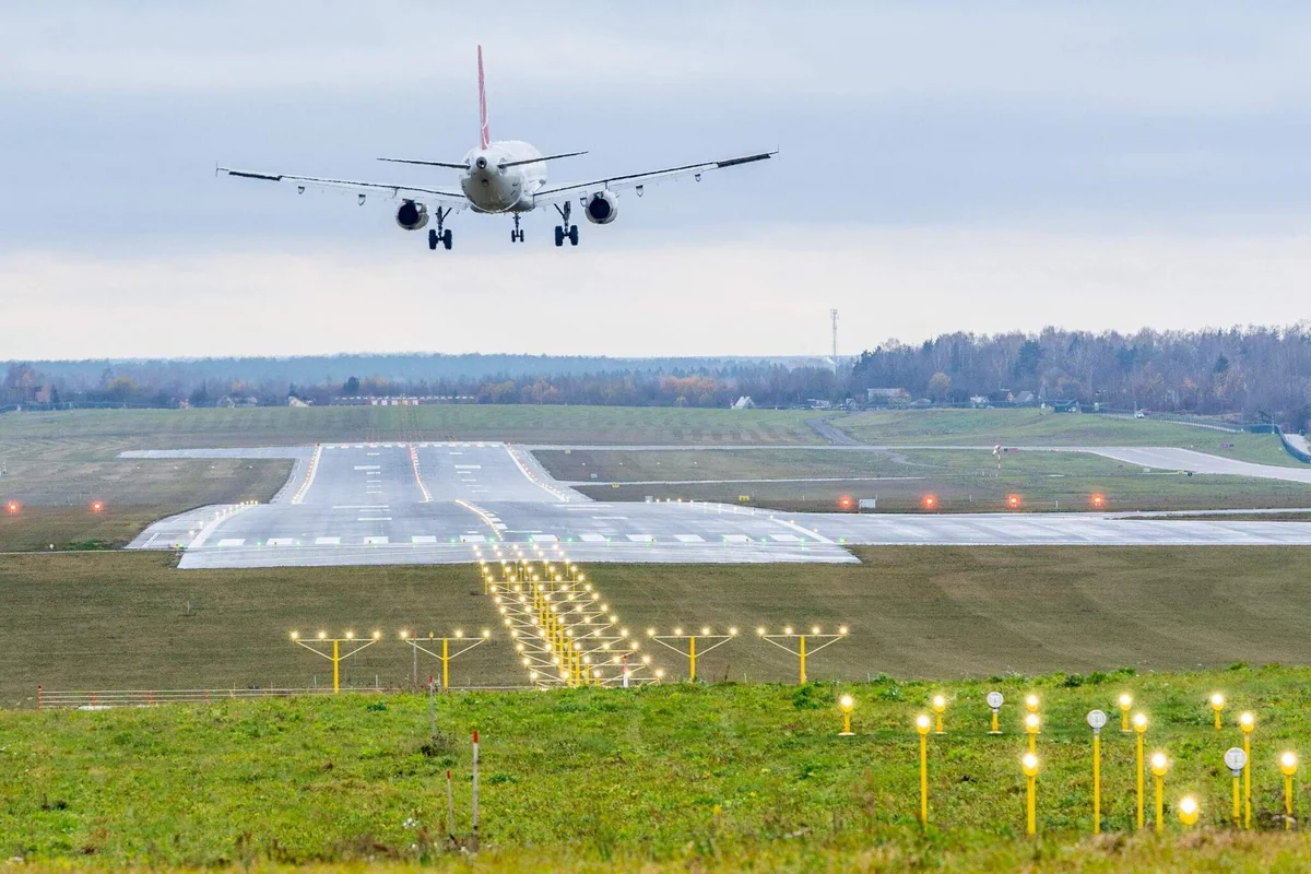 Litva aeroportunda uçuşlar müvəqqəti dayandırılıb