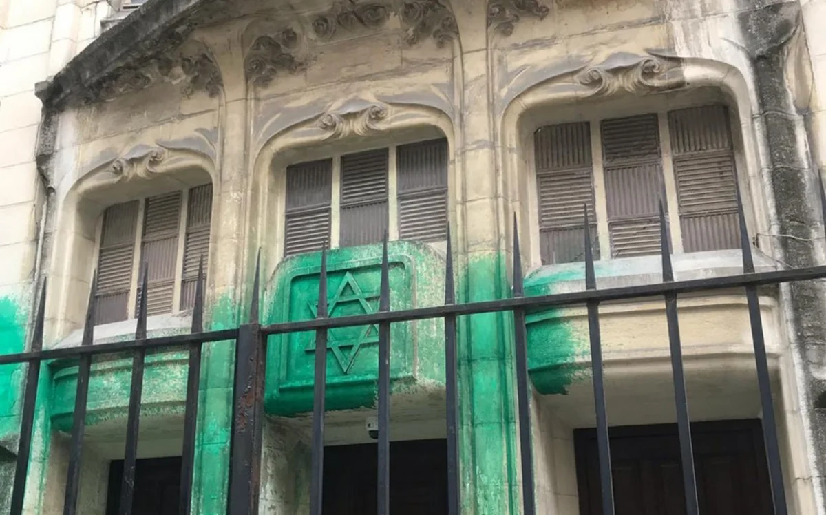 Fransada Holokost memorialını təhqir etməkdə şübhəli bilinənlər saxlanılıb