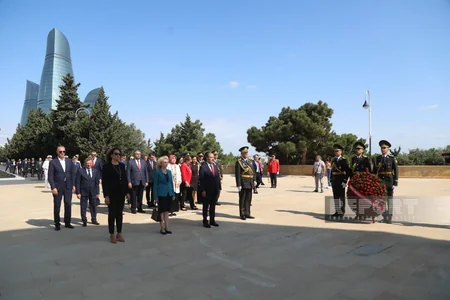 ​Zəfər Günü münasibəti ilə Bakıda Şəhidlər xiyabanı və Türk şəhidliyi ziyarət olunub