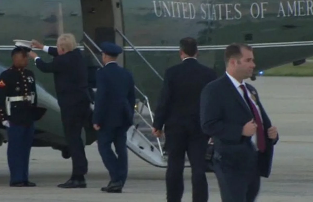 Trampın hərbi papağı yerə düşmüş ABŞ əsgərinə kömək cəhdi uğursuz alınıb - VİDEO