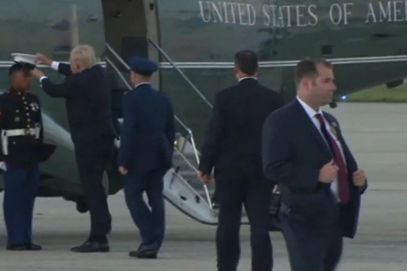 Trampın hərbi papağı yerə düşmüş ABŞ əsgərinə kömək cəhdi uğursuz alınıb - VİDEO