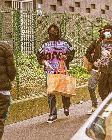 PSJ-nin futbolçusu evsizlərə yemək payladı