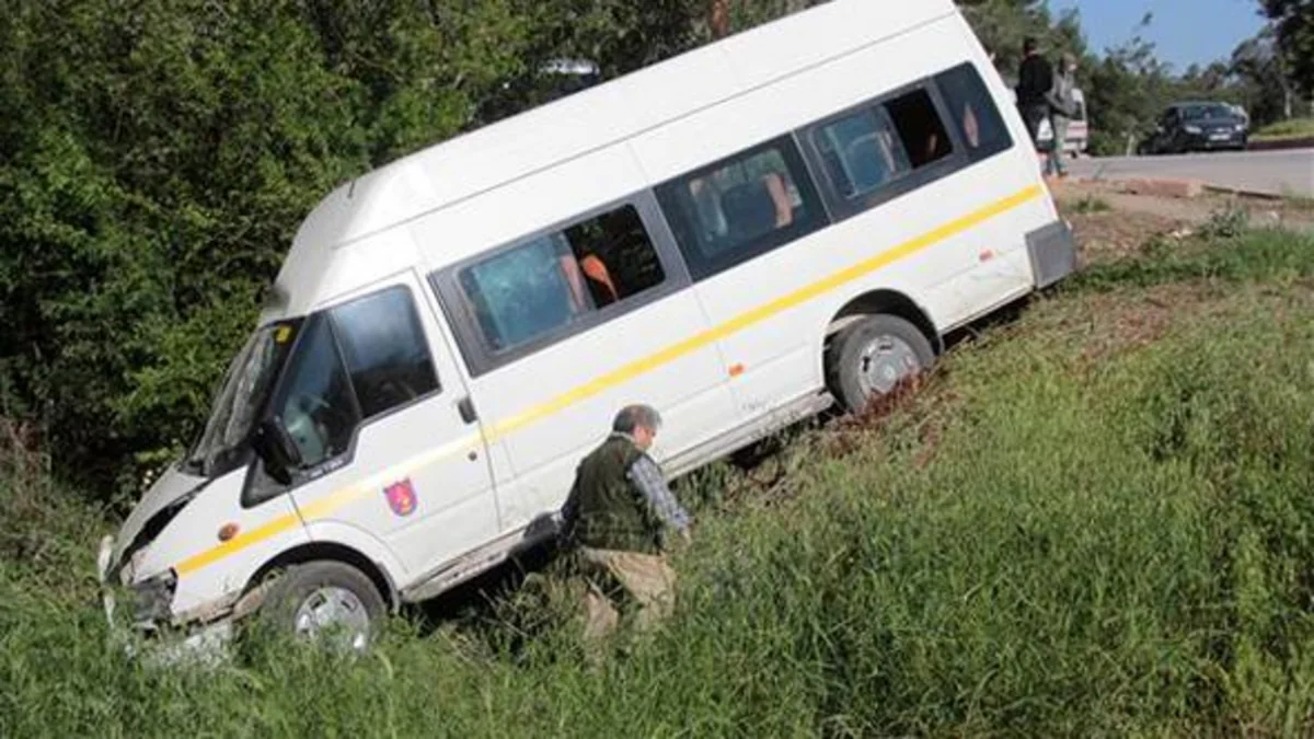 18 schoolchildren injured as bus rolls over in Turkey