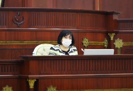Deputatlar tibbi maska və əlcəkdən istifadə edirlər