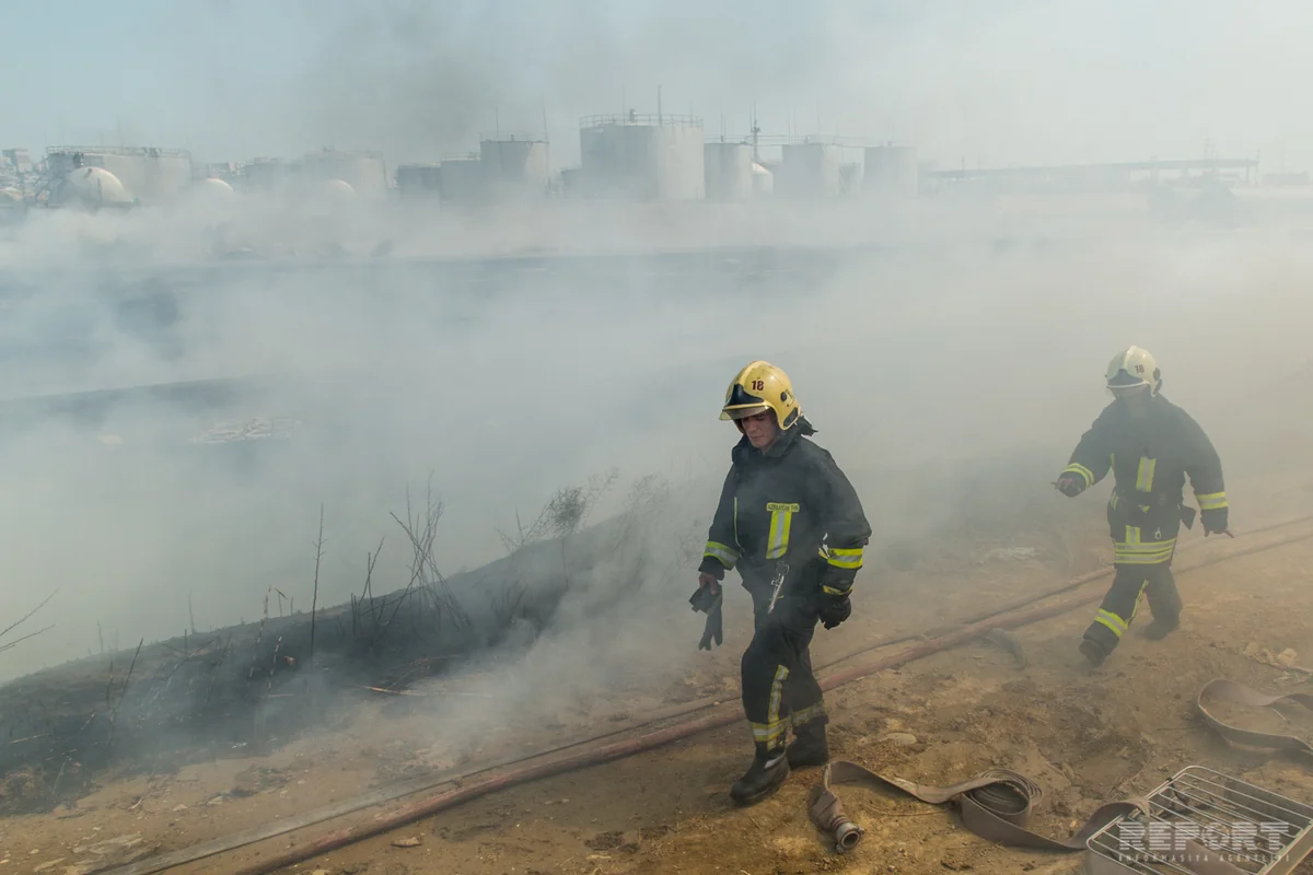 Bakıda qamışlıq yanıb - FOTOREPORTAJ