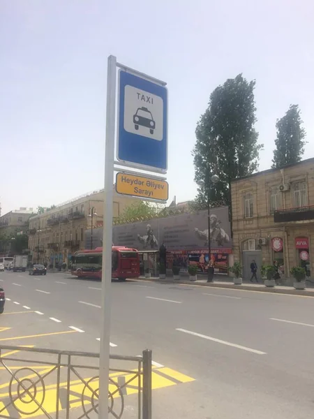 Bakıda taksi duracaqları üçün xətlər çəkilir