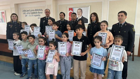 “Yol hərəkəti qaydalarını öyrənək” yarışmasında qalib olan şagirdlər mükafatlandırılıb