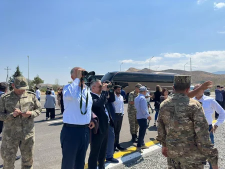 Reps of diplomatic corps on Aghdam-Khankandi road observe Russian peacekeepers temporarily deployment area