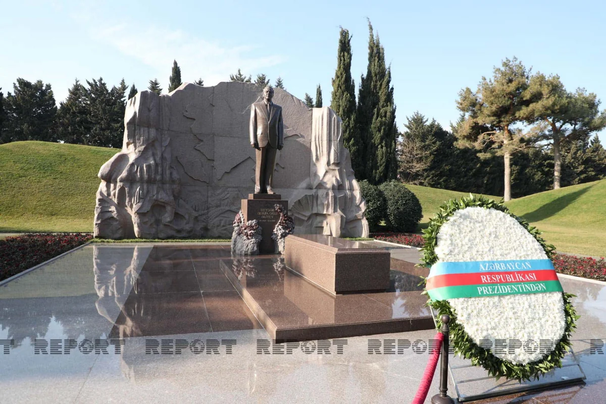 Qırğızıstan Prezidenti ümummilli lider Heydər Əliyevin məzarını ziyarət edib