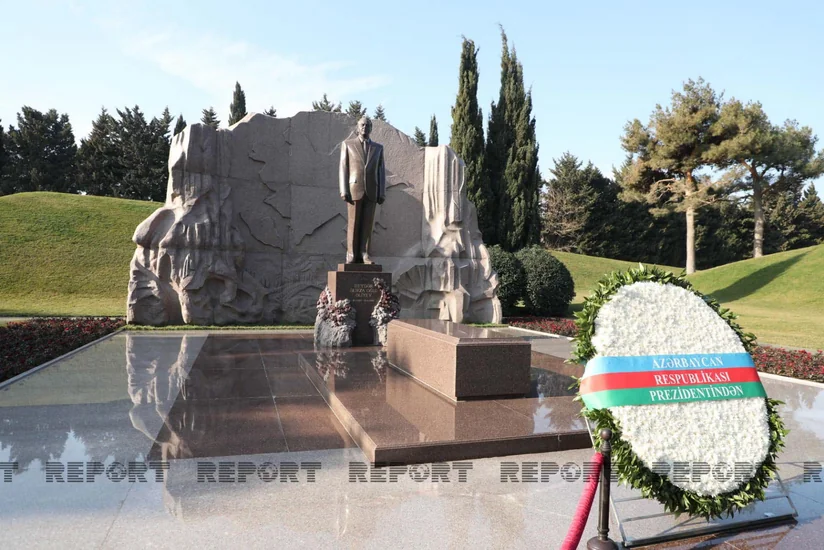 Президент Кыргызстана посетил могилу общенационального лидера Гейдара Алиева