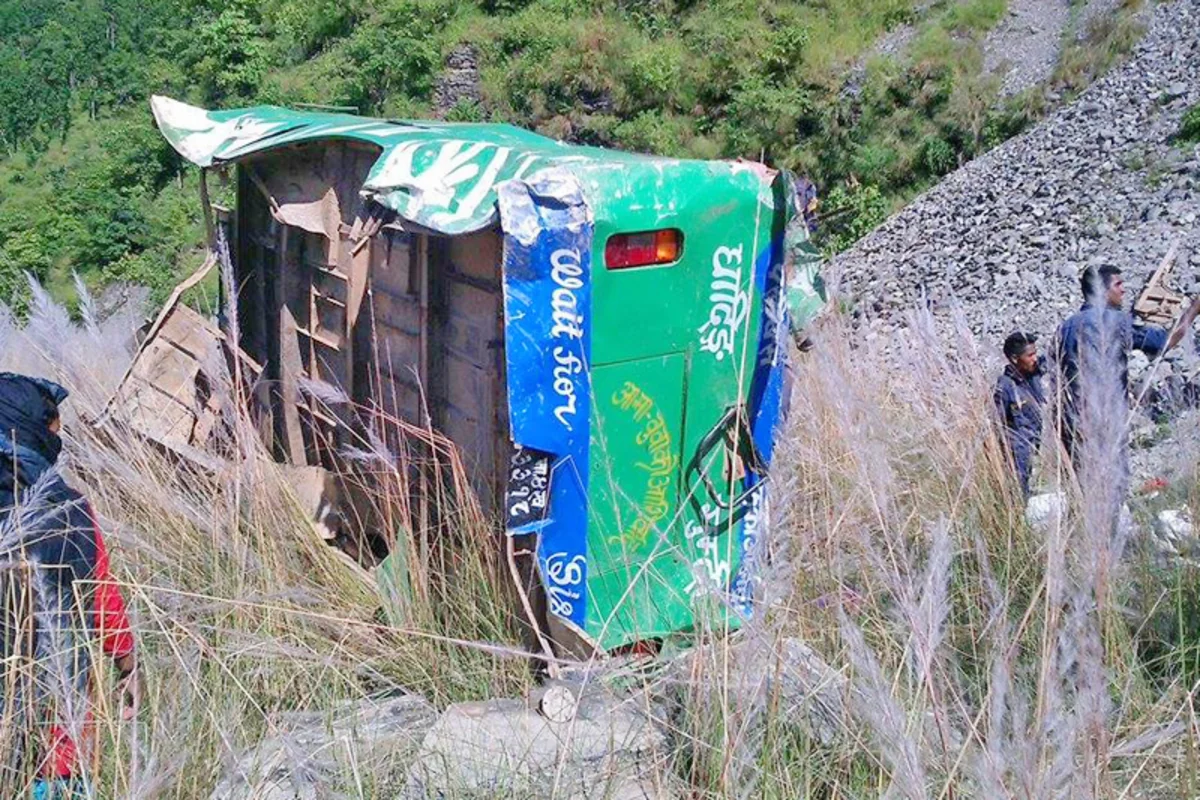 Passenger bus with 40 people plunges into river in Nepal - VIDEO