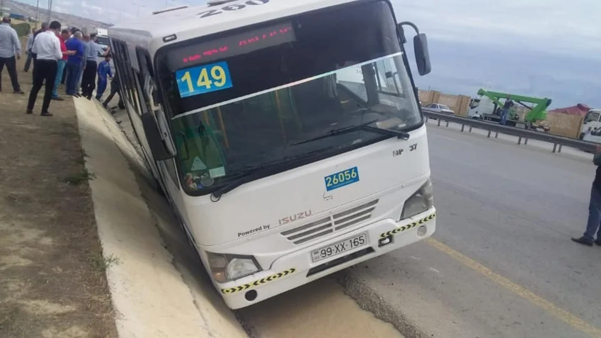 Qaradağda sərnişin avtobusu qəza törədib, xəsarət alan var - YENİLƏNİB