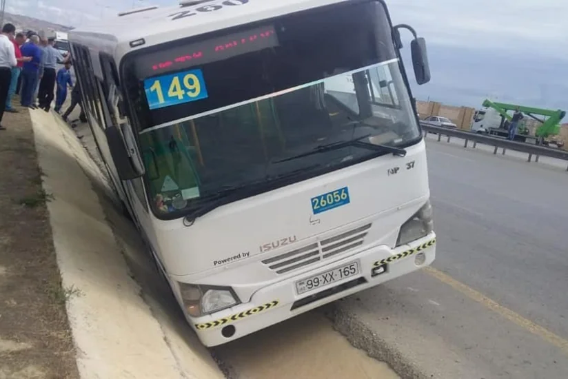 Qaradağda sərnişin avtobusu qəza törədib, xəsarət alan var - YENİLƏNİB
