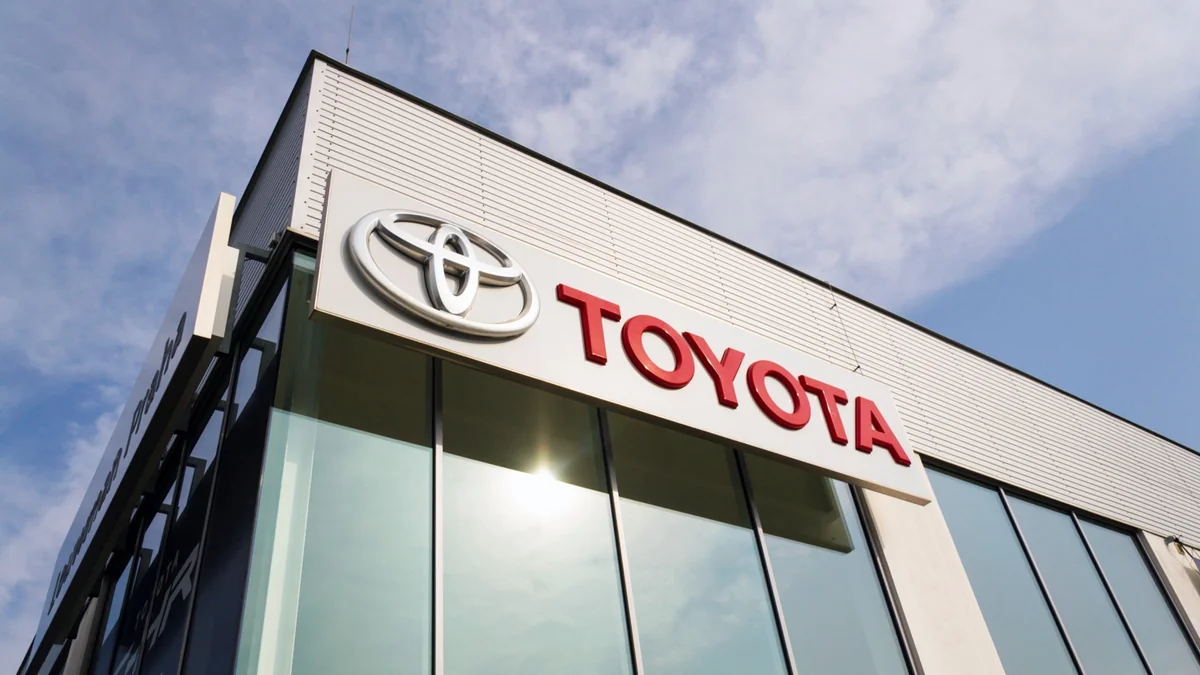 Чистая прибыль Toyota упала на 45%