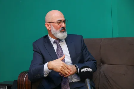 Səhnəyə həyat yoldaşı ilə çıxan aktyor: Aktrisa ilə yaxınlaşmağı, qucaqlaşmağı bacarmıram - MÜSAHİBƏ
