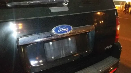 Bakıda yüksək sürətlə hərəkət edən “BMW” otelin giriş qapısına çırpılıb