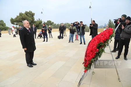Türkiyənin Azərbaycandakı yeni səfiri Fəxri və Şəhidlər xiyabanlarını ziyarət edib