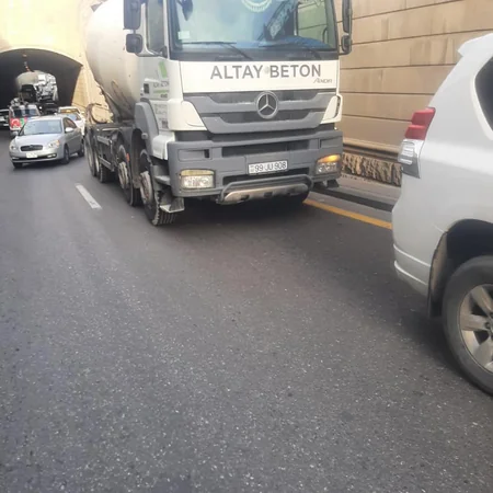 Bakıda yolun ortasına beton qarışığının tökülməsi sıxlığa səbəb olub