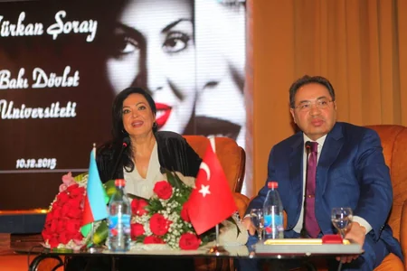 Abel Məhərrəmov Türkan Şoraya BDU-nun qızıl medalını təqdim edib