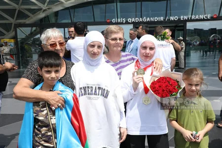 Yaponiyada medallar qazanmış Azərbaycan karateçiləri Vətənə qayıdıblar