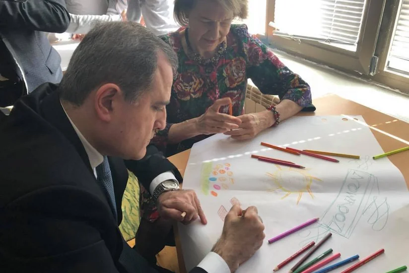 Ceyhun Bayramov Britaniya Baş nazirinin elçisi ilə birlikdə rəsm çəkib