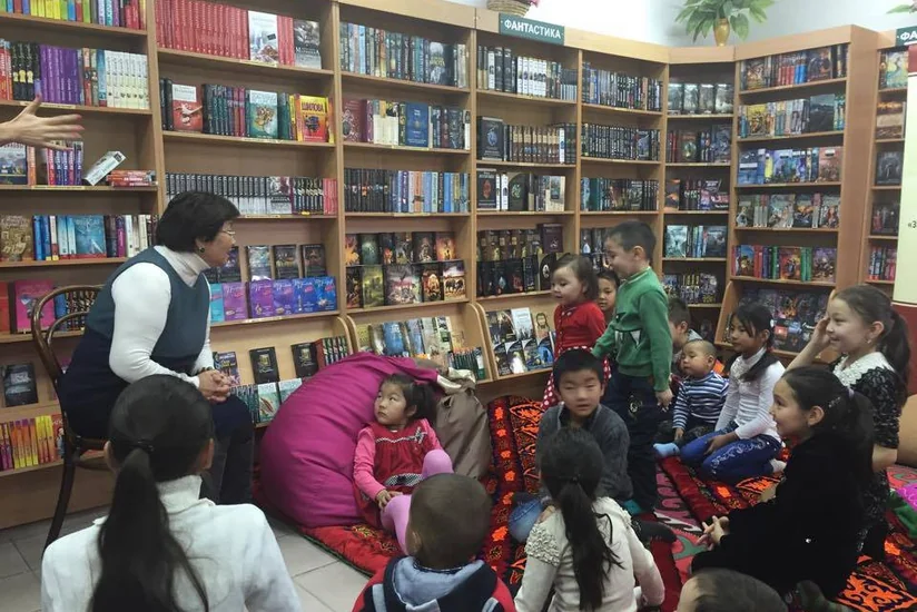 ​Nizami Gəncəvi Beynəlxalq Mərkəzinin baş katibi Qırğızıstanın sabiq prezidentilə görüşüb