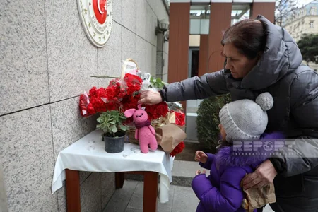 Azerbaijani citizens commemorate victims of Turkiye earthquake