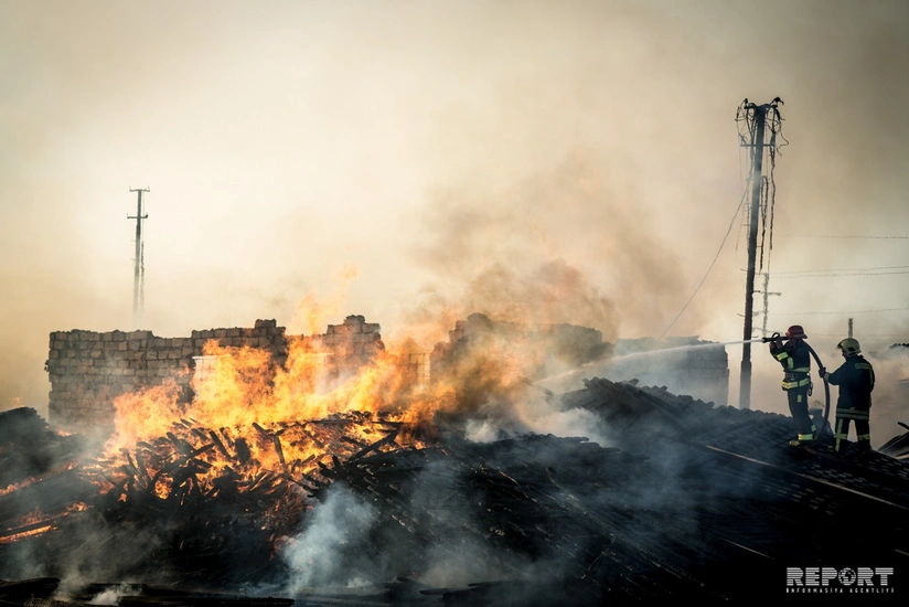 Bakıda taxta bazarında yanğın söndürülüb - VİDEO - YENİLƏNİB-4 - FOTOREPORTAJ