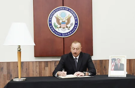 Prezident İlham Əliyev ABŞ səfirliyində olub, Corc Buşun vəfatı ilə əlaqədar başsağlığı verib - YENİLƏNİB