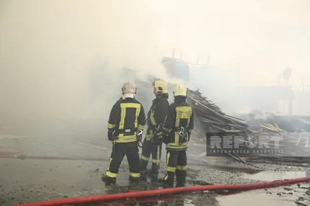 Bakıda inşaat materialları bazarındakı yanğının açıq alov mənbələri söndürülüb - YENİLƏNİB-7