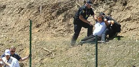 Srebrenitsada keçirilən matəm mərasiminə qatılan Serbiyanın baş nazirinə daş və butulka atıblar - VİDEO