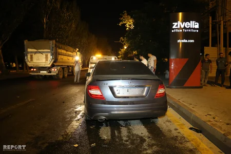 Bakıda Jeep Wrangler gözlənilmədən əsas yola çıxaraq qəza törədib - FOTO
