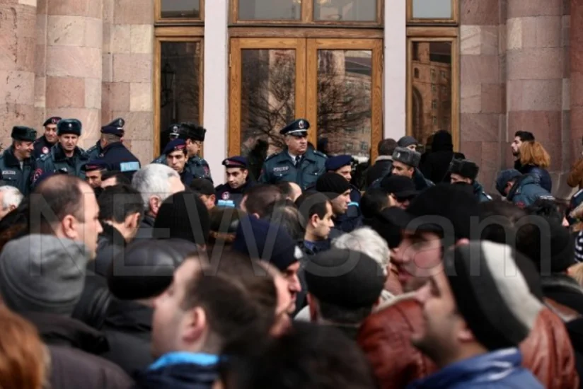 Протестующие в Армении требуют встречи с премьер-министром