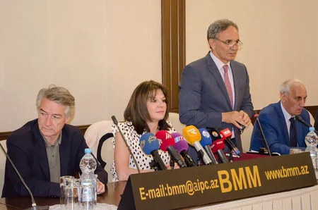 Mətbuat Şurası Fransa Senatının üzvlərini mükafatlandırıb