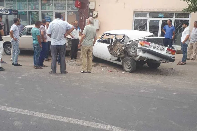 Salyanda sərnişin mikroavtobusu 4 maşına çırpılıb, xəsarət alan var