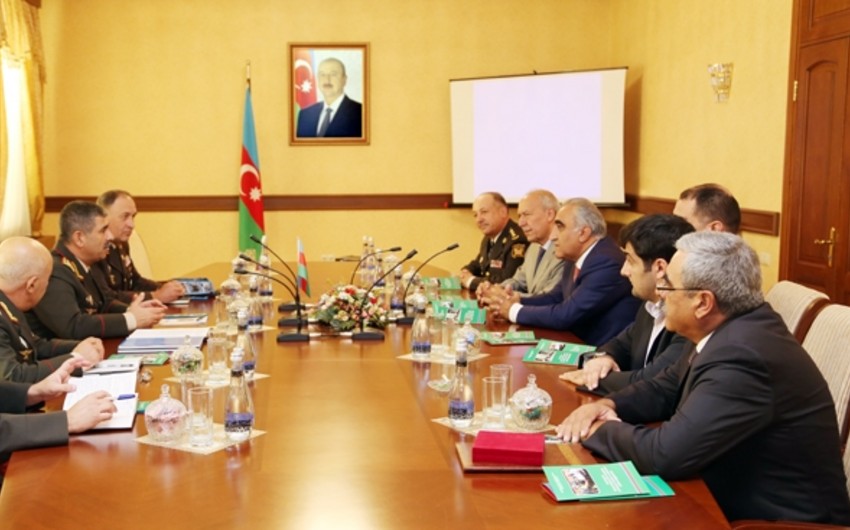 ​Müdafiə naziri bir qrup ictimaiyyət nümayəndəsi ilə görüşüb