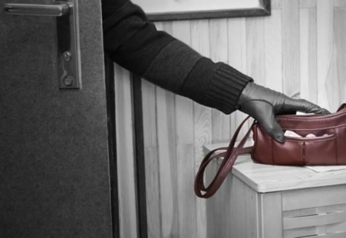 Bakıda qadının pulqabını oğurlamaqda şübhəli bilinən əvvəllər məhkum olunmuş qadın saxlanılıb