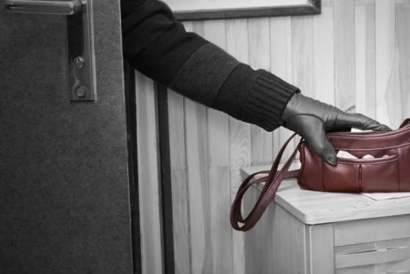 Bakıda qadının pulqabını oğurlamaqda şübhəli bilinən əvvəllər məhkum olunmuş qadın saxlanılıb