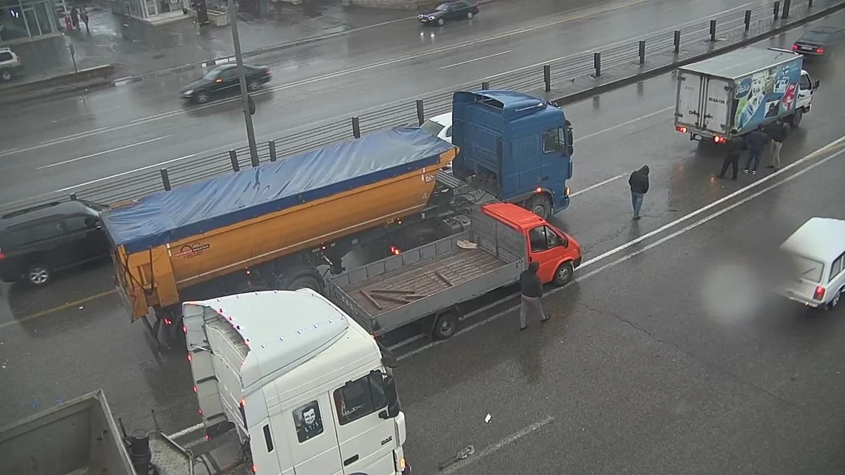 Bu yolda nəqliyyatın hərəkətində sıxlıq müşahidə edilir