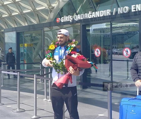 Dünya Kubokunda üç gümüş medal qazanan Azərbaycan ağırlıqqaldıranı Vətənə qayıdıb