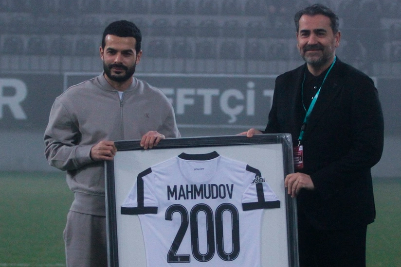 Neftçi rəsmisi Emin Mahmudova xatirə hədiyyəsi verib