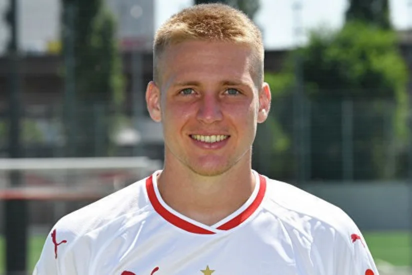 Almaniya klubunun futbolçusu rəqibinə tüpürdüyü üçün mövsümün sonuna kimi cəzalanıb