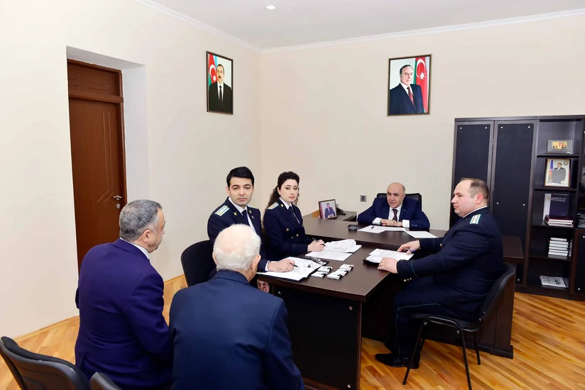 Baş prokuror Qobustanda vətəndaşları qəbul edib