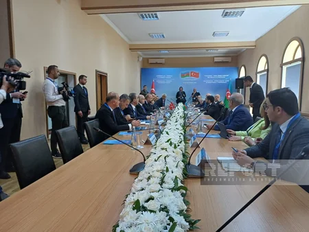 Azerbaijani and Turkish delegations discussing energy cooperation